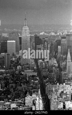 Vue sur la Cinquième Avenue vers l'Empire State Building et d'autres gratte-ciels de New York, depuis le sommet du World Trade Center en hiver. Banque D'Images