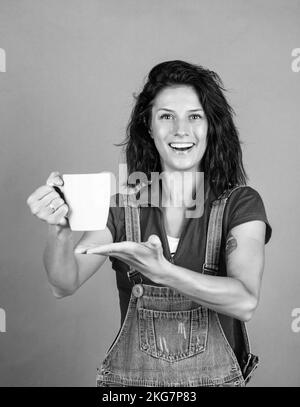 bonjour. boire du café du matin. se ressourcer avec l'énergie du café. boire une boisson énergétique. femme avec tasse de lait. tasse de cacao. fraîchement préparée Banque D'Images