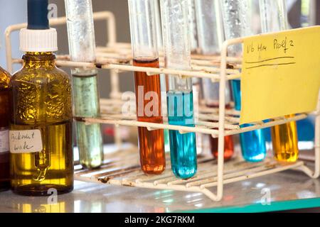 Réagir tubes dans une classe de chimie dans une école secondaire .Holland. fotografie vvbvanbree. Banque D'Images