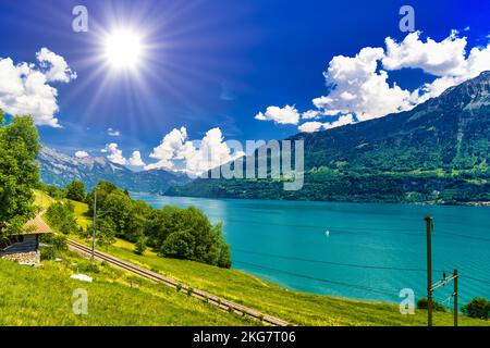 Azur clair transparent Le lac de Brienz à Oberried am Brienzersee, Interlaken-Oberhasli, Berne, Suisse Banque D'Images