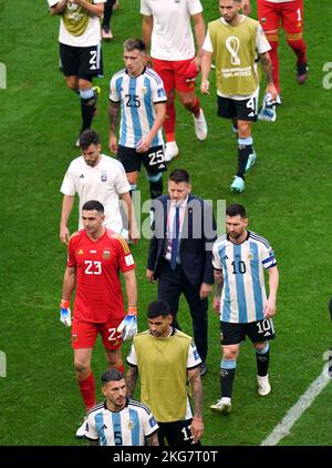 Emiliano Martinez, gardien de but argentin, Lionel Messi et ses coéquipiers sont reniés après le match du groupe C de la coupe du monde de la FIFA au stade Lusail, au Qatar. Date de la photo: Mardi 22 novembre 2022. Banque D'Images