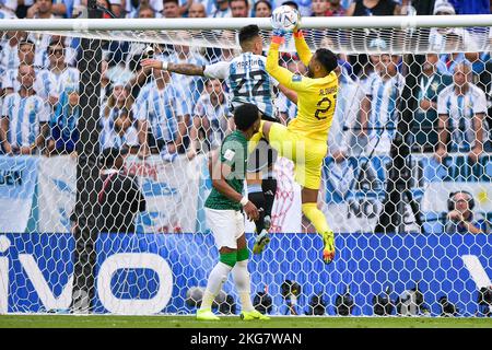 VILLE DE LUSAIL, QATAR - NOVEMBRE 22 : Lautaro Martinez d'Argentina bataille pour le bal avec Mohammed Alowais d'Arabie Saoudite lors du match 2022 du groupe C - coupe du monde de la FIFA Qatar entre l'Argentine et l'Arabie Saoudite au stade Lusail sur 22 novembre 2022 à Lusail City, Qatar (photo de Pablo Morano/BSR Agency) crédit : BSR Agency/Alamy Live News Banque D'Images