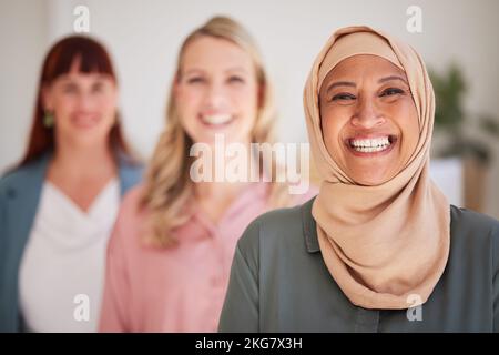 Portrait, diversité et femmes avec le sourire, le leadership et confiance ensemble, heureux et relax. Femmes d'affaires, femmes et travail d'équipe multiracial Banque D'Images