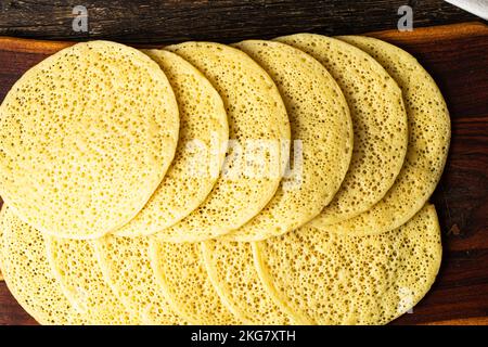 Vue de dessus d'une crêpe marocaine Baghrir, maison traditionnelle millétoque pour le Ramadan Banque D'Images