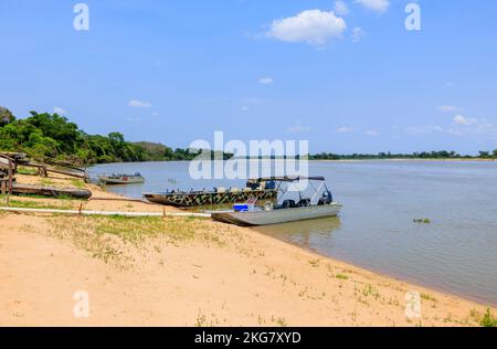 Bateaux d'observation de la faune sur le fleuve Paraguay, Hotel Baiazinha par la Réserve écologique Taiama, Zona Rural, Cáceres, Pantanal nord, Mato Grosso, Brésil Banque D'Images