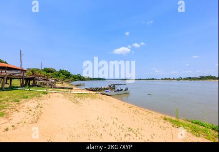 Bateaux d'observation de la faune sur le fleuve Paraguay, Hotel Baiazinha par la Réserve écologique Taiama, Zona Rural, Cáceres, Pantanal nord, Mato Grosso, Brésil Banque D'Images