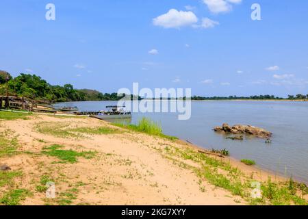 Bateaux d'observation de la faune sur le fleuve Paraguay, Hotel Baiazinha par la Réserve écologique Taiama, Zona Rural, Cáceres, Pantanal nord, Mato Grosso, Brésil Banque D'Images