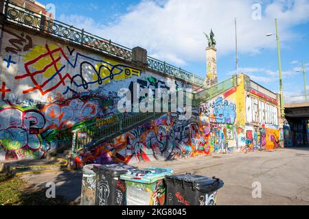 Art de rue et graffiti sur les murs près du canal du Danube à Vienne, Autriche Europe UE Banque D'Images