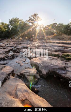 Rivière ail, pont rouge fer et scierie en ruine, dans la réserve naturelle de la plaine des Maures, à Vidauban, en France, en Europe. Banque D'Images