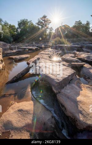 Rivière ail, pont rouge fer et scierie en ruine, dans la réserve naturelle de la plaine des Maures, à Vidauban, en France, en Europe. Banque D'Images