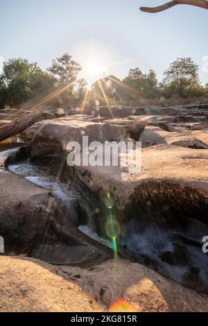 Rivière ail, pont rouge fer et scierie en ruine, dans la réserve naturelle de la plaine des Maures, à Vidauban, en France, en Europe. Banque D'Images