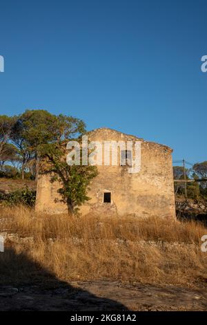 Rivière ail, pont rouge fer et scierie en ruine, dans la réserve naturelle de la plaine des Maures, à Vidauban, en France, en Europe. Banque D'Images