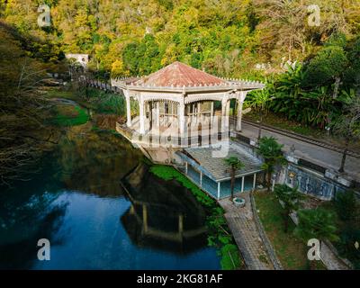 Chute d'eau du barrage à New Athos, en Abkhazie Banque D'Images