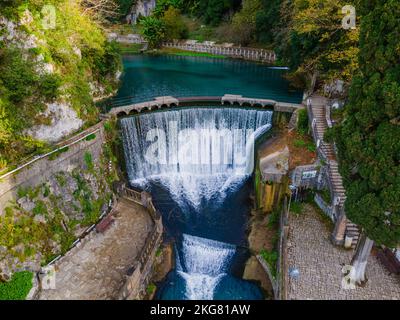 Chute d'eau du barrage à New Athos, en Abkhazie Banque D'Images