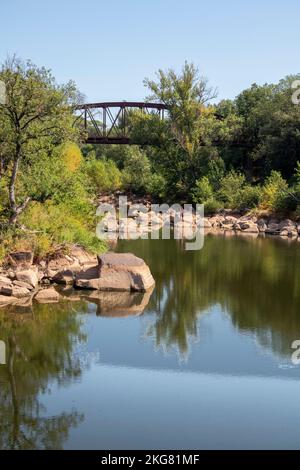 Rivière ail, pont rouge fer et scierie en ruine, dans la réserve naturelle de la plaine des Maures, à Vidauban, en France, en Europe. Banque D'Images