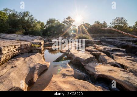 Rivière ail, pont rouge fer et scierie en ruine, dans la réserve naturelle de la plaine des Maures, à Vidauban, en France, en Europe. Banque D'Images