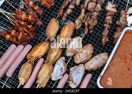 Un gros plan de différents types de viande sur le gril Banque D'Images