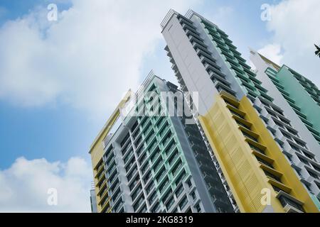 vue à angle bas des bâtiments résidentiels signapore contre le ciel bleu Banque D'Images