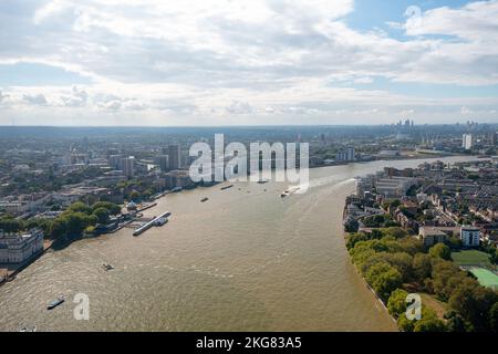 Trafic sur la Tamise à Londres, remorqueurs de Cory de conteneurs jaune citron, vue aérienne de haut en bas. Banque D'Images