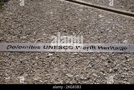 Panneau d'étage ou de route Dolomites patrimoine mondial de l'UNESCO, Italie Banque D'Images