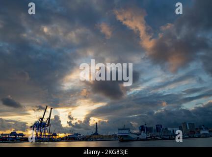 GÊNES, ITALIE, 23 JANVIER 2022 - coucher de soleil avec ciel nuageux dans l'ancien port de Gênes, Italie Banque D'Images