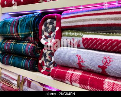 Linge de lit, serviettes, draps, couvertures sur les étagères de rangement décorées pour Noël et le nouvel an. Banque D'Images