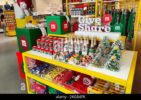 SHANGHAI, CHINE - 22 NOVEMBRE 2022 - Une variété d'articles liés à Noël sont visibles dans le magasin phare de M&M à Shanghai, en Chine, au 22 novembre 2022. Inc Banque D'Images