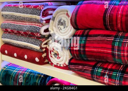 Linge de lit, serviettes, draps, couvertures sur les étagères de rangement décorées pour Noël et le nouvel an. Banque D'Images