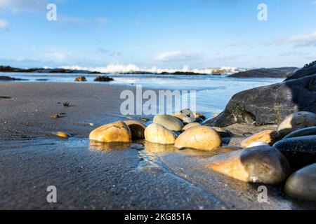 Pierres sur une plage dans le comté de Donegal, Irlande. Sur la Wild Atlantic Way. Banque D'Images