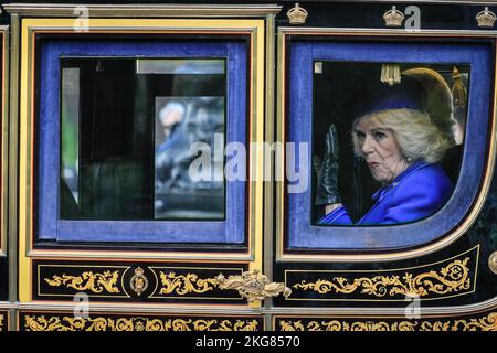 Westminster, Londres, Royaume-Uni. 22nd novembre 2022. HM Camilla, la reine Consort, roule en calèche avec HM King Charles III et Cyril Ramaphosa, président de l'Afrique du Sud. Des membres de la famille royale, dont le roi et la reine Consort, le prince et la princesse de Galles, ainsi que le président de l'Afrique du Sud, Cyril Ramaphosa, se rendent en voiture le long du centre commercial jusqu'au palais de Buckingham, pour la visite d'État du président Ramaphosa. Ils sont accompagnés de la troupe des Rois et des groupes militaires pour l'occasion. Credit: Imagetraceur/Alamy Live News Banque D'Images