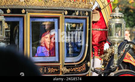 Westminster, Londres, Royaume-Uni. 22nd novembre 2022. Camilla, la reine Consort. Des membres de la famille royale, dont le roi et la reine Consort, le prince et la princesse de Galles, ainsi que le président de l'Afrique du Sud, Cyril Ramaphosa, se rendent en voiture le long du centre commercial jusqu'au palais de Buckingham, pour la visite d'État du président Ramaphosa. Ils sont accompagnés de la troupe des Rois et des groupes militaires pour l'occasion. Credit: Imagetraceur/Alamy Live News Banque D'Images