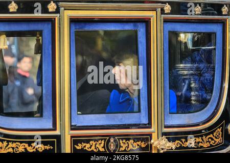 Westminster, Londres, Royaume-Uni. 22nd novembre 2022. HM Camilla, la reine Consort, roule en calèche avec HM King Charles III et Cyril Ramaphosa, président de l'Afrique du Sud. Des membres de la famille royale, dont le roi et la reine Consort, le prince et la princesse de Galles, ainsi que le président de l'Afrique du Sud, Cyril Ramaphosa, se rendent en voiture le long du centre commercial jusqu'au palais de Buckingham, pour la visite d'État du président Ramaphosa. Ils sont accompagnés de la troupe des Rois et des groupes militaires pour l'occasion. Credit: Imagetraceur/Alamy Live News Banque D'Images