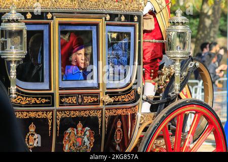 Westminster, Londres, Royaume-Uni. 22nd novembre 2022. Camilla, la reine Consort. Des membres de la famille royale, dont le roi et la reine Consort, le prince et la princesse de Galles, ainsi que le président de l'Afrique du Sud, Cyril Ramaphosa, se rendent en voiture le long du centre commercial jusqu'au palais de Buckingham, pour la visite d'État du président Ramaphosa. Ils sont accompagnés de la troupe des Rois et des groupes militaires pour l'occasion. Credit: Imagetraceur/Alamy Live News Banque D'Images