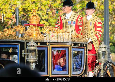 Westminster, Londres, Royaume-Uni. 22nd novembre 2022. Camilla, la reine Consort. Des membres de la famille royale, dont le roi et la reine Consort, le prince et la princesse de Galles, ainsi que le président de l'Afrique du Sud, Cyril Ramaphosa, se rendent en voiture le long du centre commercial jusqu'au palais de Buckingham, pour la visite d'État du président Ramaphosa. Ils sont accompagnés de la troupe des Rois et des groupes militaires pour l'occasion. Credit: Imagetraceur/Alamy Live News Banque D'Images