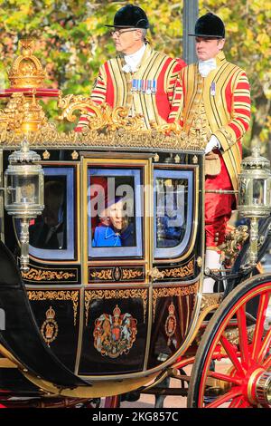 Westminster, Londres, Royaume-Uni. 22nd novembre 2022. Camilla, la reine Consort. Des membres de la famille royale, dont le roi et la reine Consort, le prince et la princesse de Galles, ainsi que le président de l'Afrique du Sud, Cyril Ramaphosa, se rendent en voiture le long du centre commercial jusqu'au palais de Buckingham, pour la visite d'État du président Ramaphosa. Ils sont accompagnés de la troupe des Rois et des groupes militaires pour l'occasion. Credit: Imagetraceur/Alamy Live News Banque D'Images