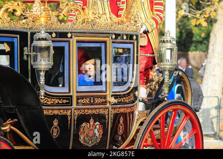 Westminster, Londres, Royaume-Uni. 22nd novembre 2022. Camilla, la reine Consort. Des membres de la famille royale, dont le roi et la reine Consort, le prince et la princesse de Galles, ainsi que le président de l'Afrique du Sud, Cyril Ramaphosa, se rendent en voiture le long du centre commercial jusqu'au palais de Buckingham, pour la visite d'État du président Ramaphosa. Ils sont accompagnés de la troupe des Rois et des groupes militaires pour l'occasion. Credit: Imagetraceur/Alamy Live News Banque D'Images