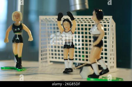 Chemnitz, Allemagne. 22nd novembre 2022. Figurines de joueur pour le football de table au Musée d'archéologie. Une exposition sera présentée du 23 novembre 2022 au 8 janvier 2023, avec environ 50 expositions sur le thème « Home Game ». Le football de table à l'ère pré-numérique. Credit: Sebastian Willnow/dpa/Alay Live News Banque D'Images