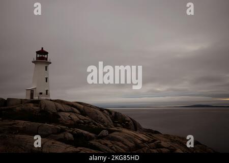 Peggy's Cove Lighthouse dans la soirée, Canada Banque D'Images