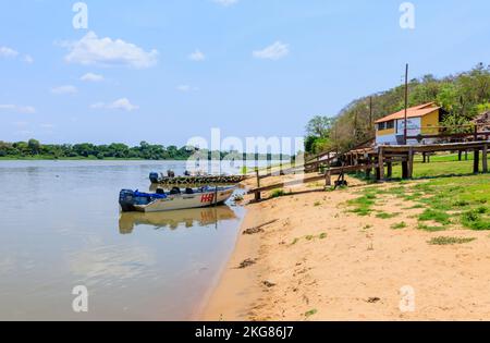 Bateaux d'observation de la faune sur le fleuve Paraguay, Hotel Baiazinha par la Réserve écologique Taiama, Zona Rural, Cáceres, Pantanal nord, Mato Grosso, Brésil Banque D'Images