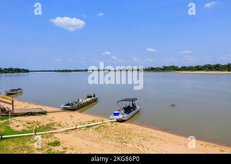 Bateaux d'observation de la faune sur le fleuve Paraguay, Hotel Baiazinha par la Réserve écologique Taiama, Zona Rural, Cáceres, Pantanal nord, Mato Grosso, Brésil Banque D'Images