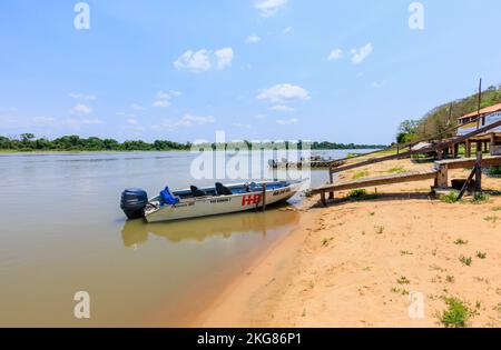 Bateaux d'observation de la faune sur le fleuve Paraguay, Hotel Baiazinha par la Réserve écologique Taiama, Zona Rural, Cáceres, Pantanal nord, Mato Grosso, Brésil Banque D'Images