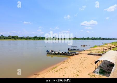 Bateaux d'observation de la faune sur le fleuve Paraguay, Hotel Baiazinha par la Réserve écologique Taiama, Zona Rural, Cáceres, Pantanal nord, Mato Grosso, Brésil Banque D'Images