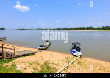 Bateaux d'observation de la faune sur le fleuve Paraguay, Hotel Baiazinha par la Réserve écologique Taiama, Zona Rural, Cáceres, Pantanal nord, Mato Grosso, Brésil Banque D'Images