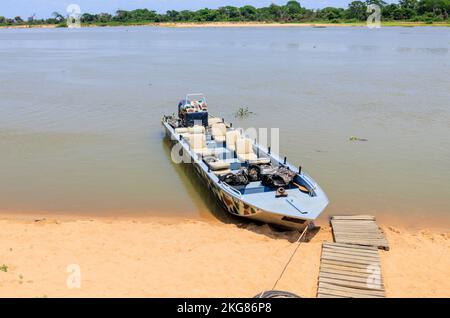 Bateaux d'observation de la faune sur le fleuve Paraguay, Hotel Baiazinha par la Réserve écologique Taiama, Zona Rural, Cáceres, Pantanal nord, Mato Grosso, Brésil Banque D'Images