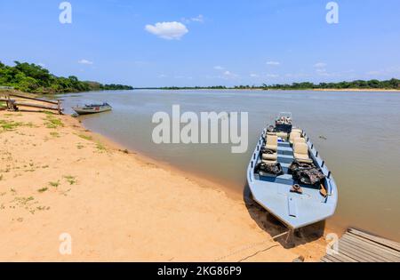 Bateaux d'observation de la faune sur le fleuve Paraguay, Hotel Baiazinha par la Réserve écologique Taiama, Zona Rural, Cáceres, Pantanal nord, Mato Grosso, Brésil Banque D'Images