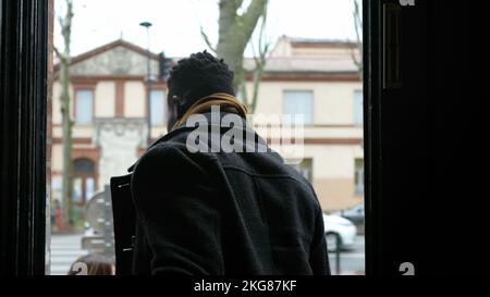 Personne devant la porte d'entrée de l'appartement ouvrant Banque D'Images
