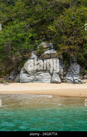 Plage isolée de Playa Organo ou Pipe Organ Beach dans le parc national de Huatulco, Mexique. Une réserve de biosphère de l'UNESCO. Banque D'Images