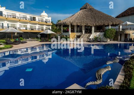 Un complexe hôtelier situé sur la plage de Chahue dans les Bahias de Huatulco, sur la côte Pacifique d'Oaxaca, au Mexique. Banque D'Images