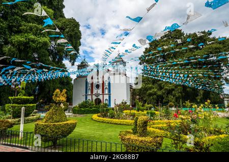 L'arbre de Tule, à gauche, et Temple de la Vierge Marie de l'Assomption à Santa Maria del Tule dans la vallée centrale d'Oaxaca, au Mexique. Accoding à TH Banque D'Images