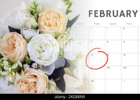 Gros plan de beau bouquet de fleurs de mariage, roses blanches et de pêche, sur le calendrier de février avec 14th Saint Valentin marqué d'un cercle rouge, Val Banque D'Images